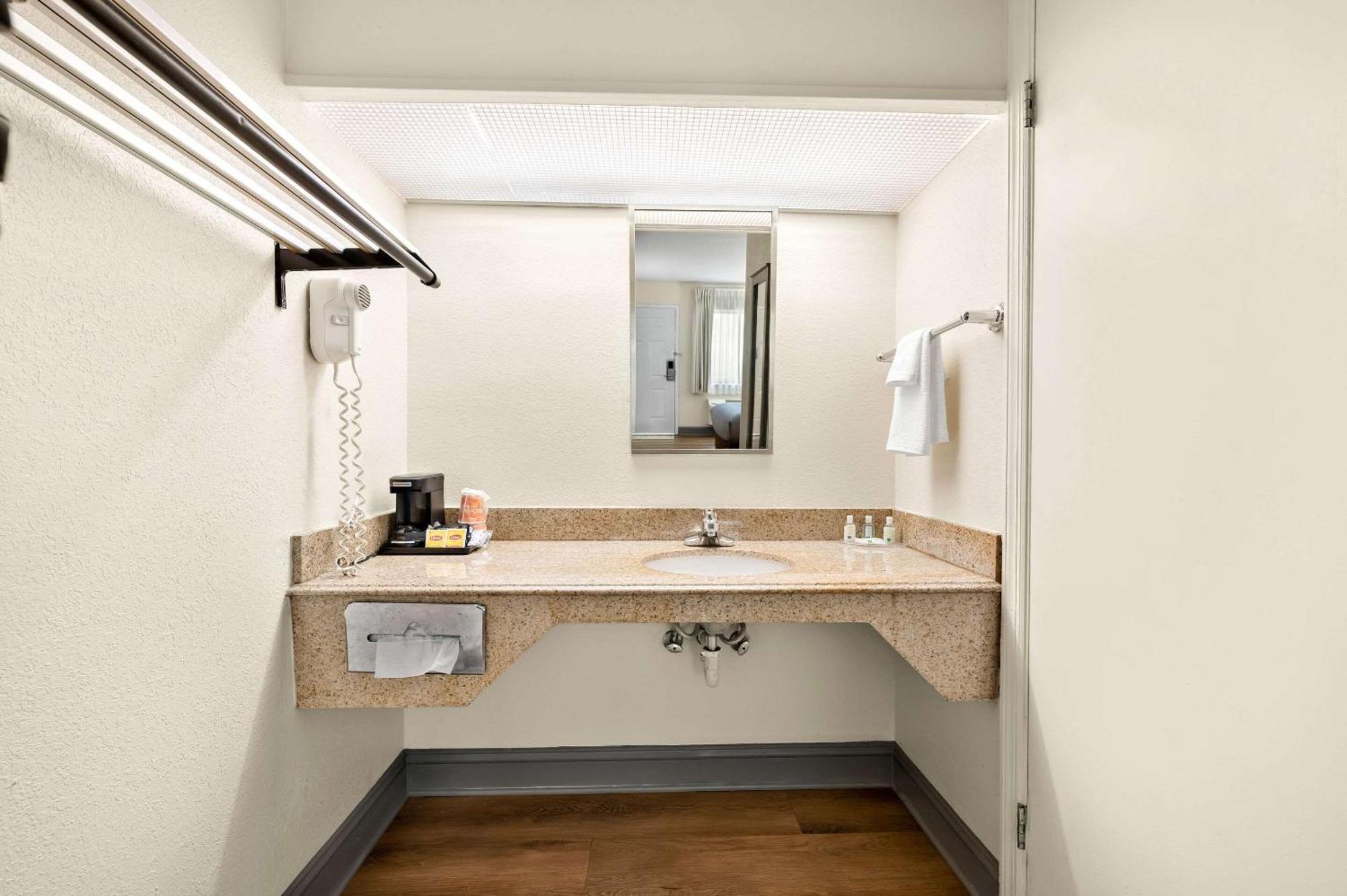 Quality Inn Pelham I-65 Exit 246 Экстерьер фото